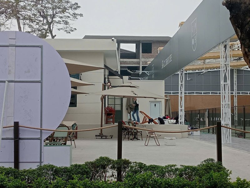 Khu nhà phục vụ đồ uống và kinh doanh đồ thể thao tại sân The Club House