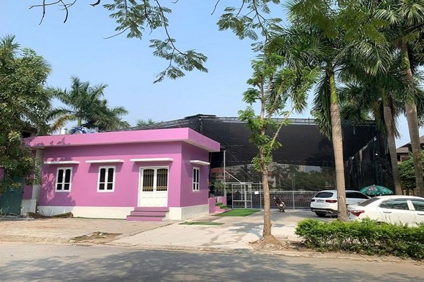 Đối diện là sân Pickleball Hoa Phượng cũng mọc trên đất công viên cây xanh