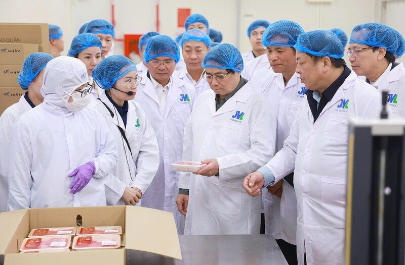  Thủ tướng nghe đại diện nhà máy giới thiệu về sản phẩm thịt bò tươi ủ mát hiện đã được đưa ra thị trường 