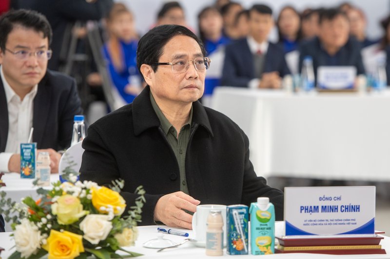 Thủ tướng Chính phủ lắng nghe báo cáo về hoạt động của nhà máy, trang trại và tiến độ triển khai các giai đoạn tiếp theo. 