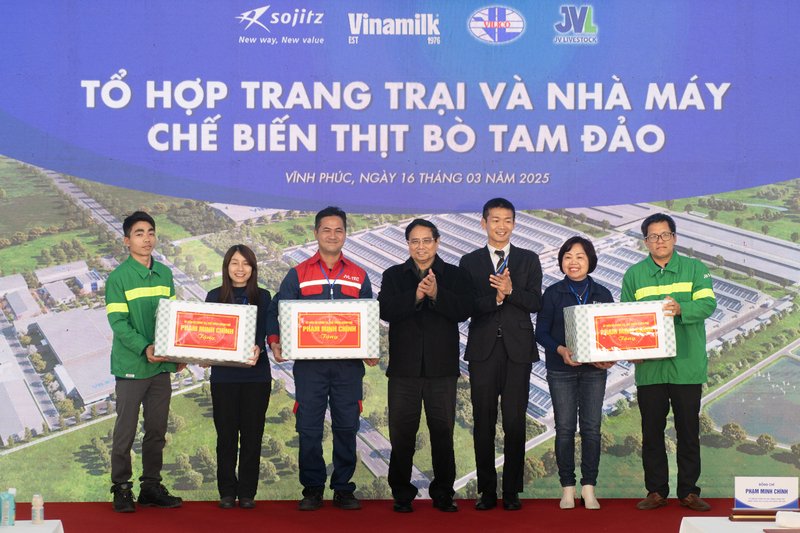 Thủ tướng động viên, khích lệ tập thể người lao động nhà máy tập trung sản xuất kinh doanh hiệu quả. 