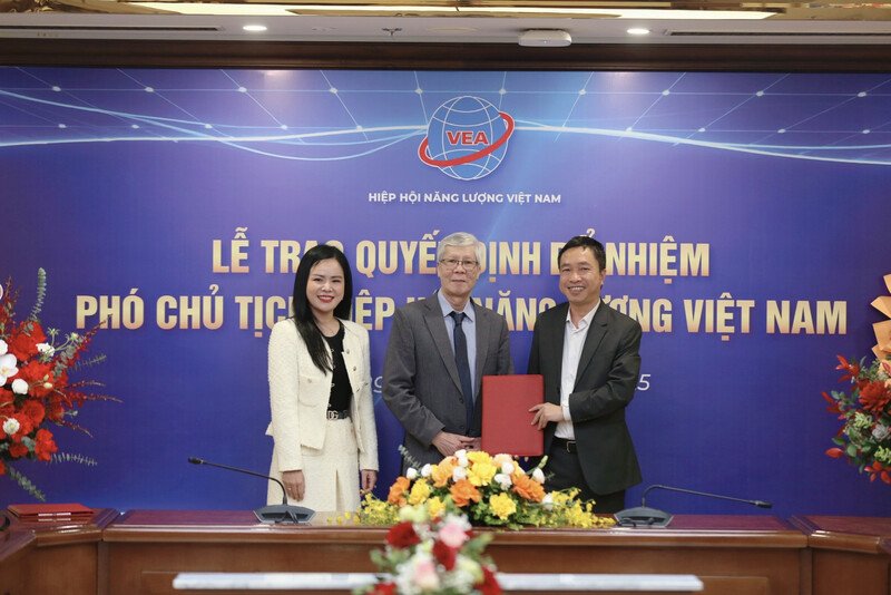 Lãnh đạo Hiệp hội NLVN trao Quyết định kết nạp hội viên Hiệp hội cho đại diện Tập đoàn Năng lượng T&T (T&T Energy).