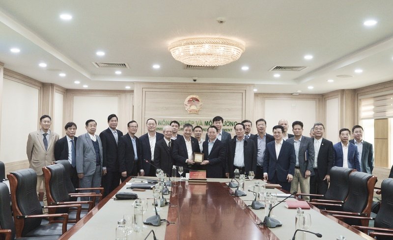 Đoàn công tác THXDVN chụp ảnh lưu niệm với Bộ trưởng Đỗ Đức Duy và lãnh đạo Cục, Vụ, Viện thuộc Bộ Nông nghiệp và Môi trường tham gia buổi làm việc