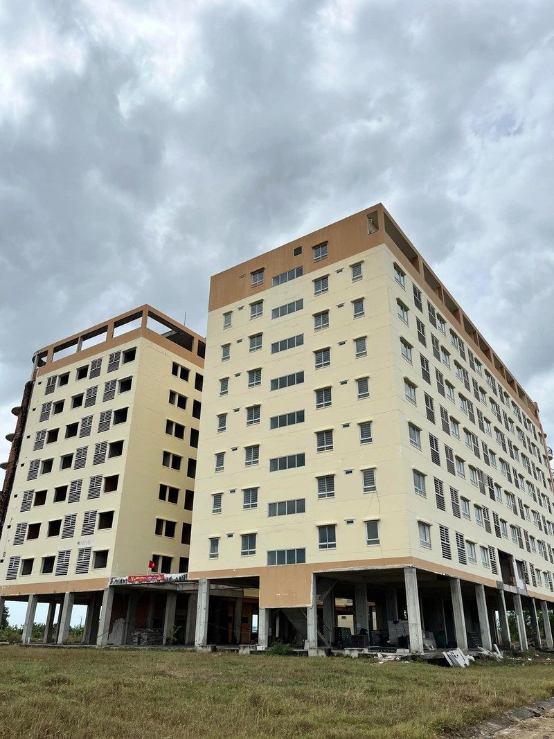 Dự án nhà ở xã hội cho công nhân tại KCN Hàm Kiệm 2 sau 7 năm hoàn thiện phần thô vẫn chưa đưa vào sử dụng.