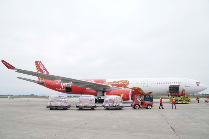 Hai tàu bay A330 và A321 hiện đại của Vietjet thực hiện nhiệm vụ chuyên chở đoàn công tác Việt Nam sang Myanmar (Ảnh: Nguyễn Quang)