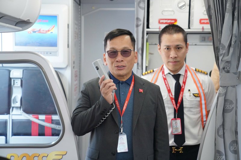 Tổng giám đốc Vietjet Đinh Việt Phương phát biểu trước chuyến bay (Ảnh: Nguyễn Quang)
