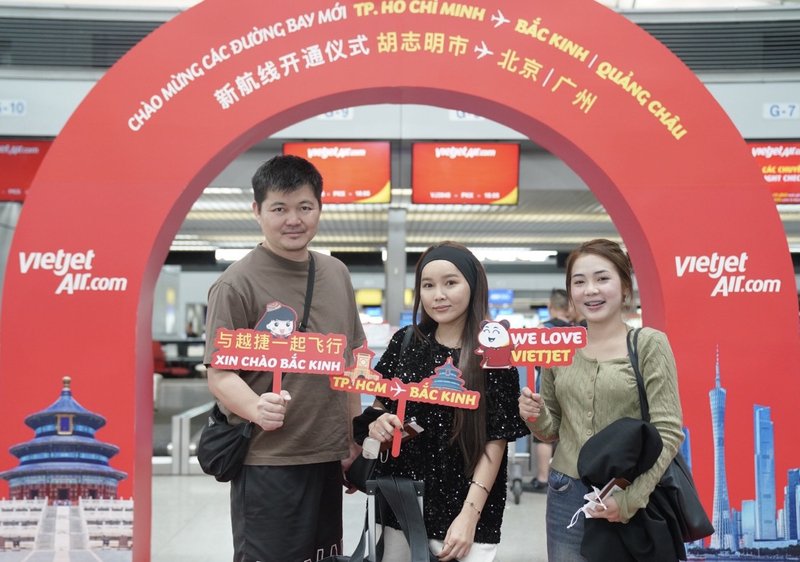 Những hành khách trên chuyến bay khai trương từ TP. Hồ Chí Minh đến Bắc Kinh, Quảng Châu (Trung Quốc) hào hứng trước giờ cất cánh