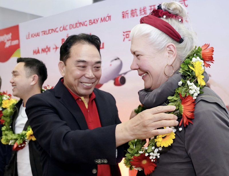 Lãnh đạo Vietjet trao hoa chúc mừng những hành khách đầu tiên trên chuyến bay khởi hành từ Hà Nội đến Bắc Kinh, Quảng Châu (Trung Quốc)