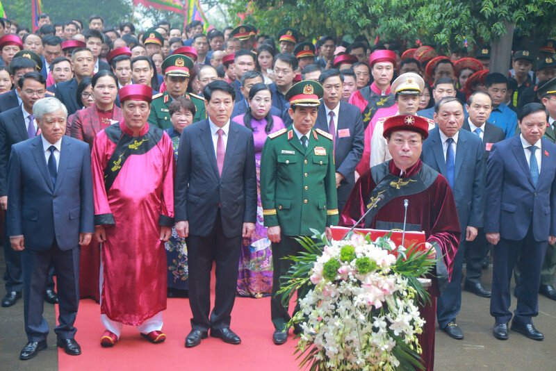 Ông Bùi Văn Quang - Phó Bí thư Tỉnh ủy, Chủ tịch UBND tỉnh Phú Thọ (chủ lễ giỗ Tổ Hùng Vương năm 2025) - kính cẩn đọc Chúc văn tưởng niệm các Vua Hùng.