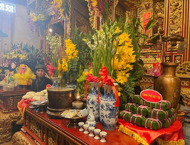Lễ vật bánh chưng, bánh giầy của Đoàn đại biểu và văn hóa dân gian thành phố Việt Trì và huyện Yên Lập dâng lên các Vua Hùng