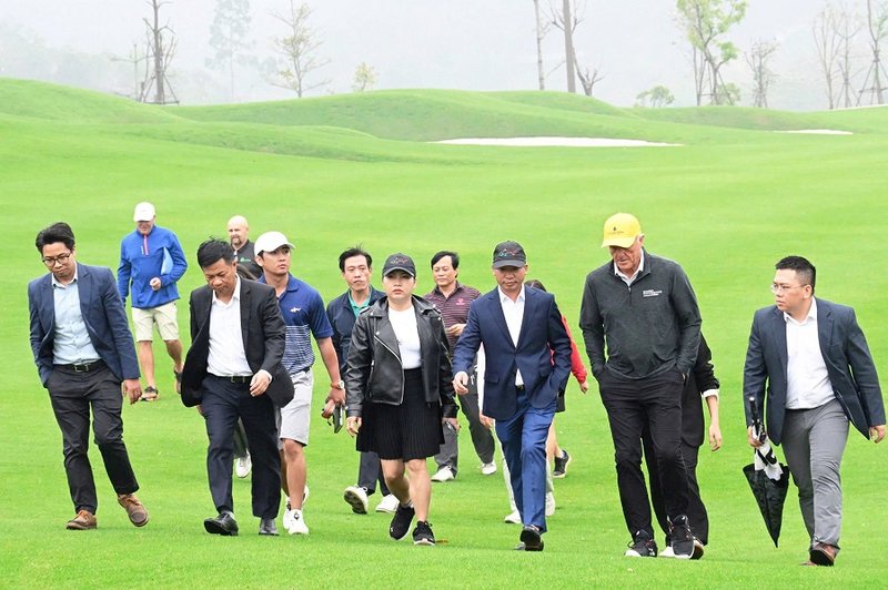 Greg Norman kiểm tra chi tiết về mặt địa hình, chất lượng thảm cỏ, hệ thống hồ nước, cũng như bố cục và độ khó của từng hố golf