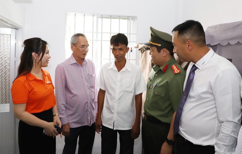  Lãnh đạo Bộ Công an, lãnh đạo tỉnh Bạc Liêu cùng đại diện Tập đoàn T&T Group và Ngân hàng SHB thăm hỏi, trao nhà cho hộ gia đình anh Nguyễn Văn Bi