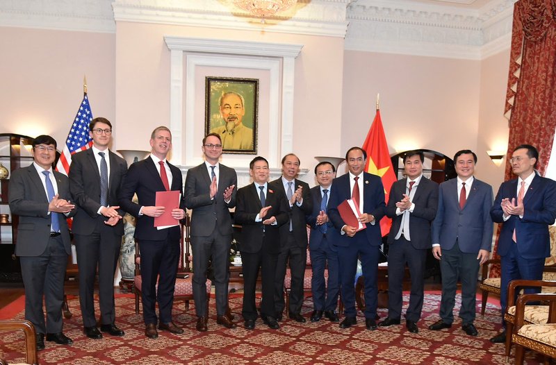 Lễ ký kết có sự chứng kiến của Phó Thủ tướng Hồ Đức Phớc (giữa) và lãnh đạo cấp cao của Việt Nam, trong khuôn khổ chuyến công tác nhằm thúc đẩy quan hệ kinh tế – thương mại song phương Việt – Mỹ