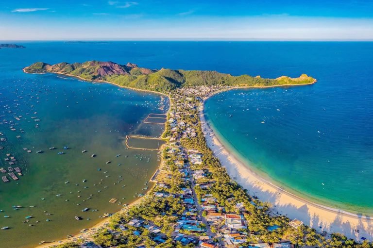 Bãi biển Vịnh Hòa thuộc xã Xuân Thịnh, thị xã Sông Cầu, tỉnh Phú Yên.