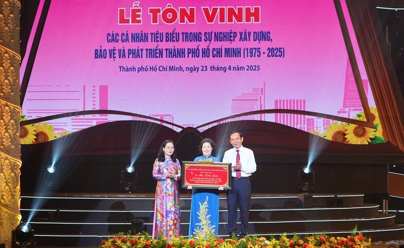 Anh hùng lao động Mai Kiều Liên – CEO Vinamilk – đón nhận danh hiệu Cá nhân tiêu biểu trong sự nghiệp xây dựng, bảo vệ và phát triển TP.HCM. (Ảnh: Nguyễn Hoàng).