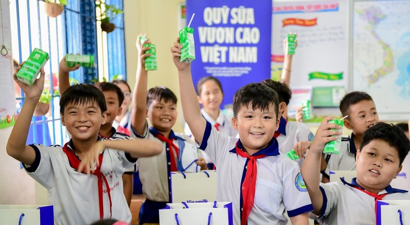 Khởi động hành trình năm thứ 18 đúng kịp kỷ niệm 50 thống nhất đất nước, Quỹ sữa vươn cao Việt Nam của Vinamilk đã dành tặng 500.000 hộp sữa đến 11.000 trẻ em (Ảnh: Nam Anh). 
