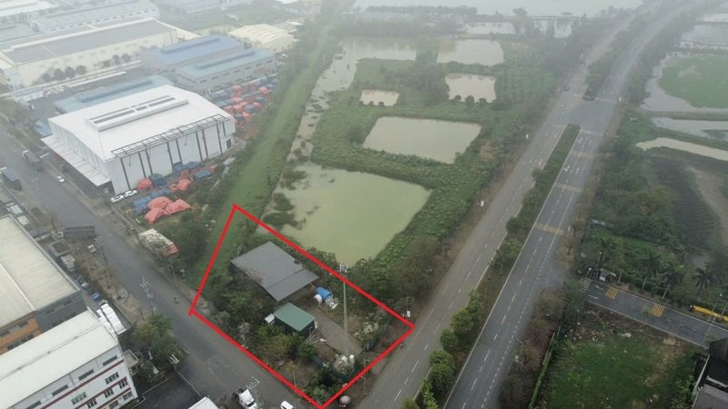Khu đất chồng lấn sát mặt đường KCN cũng bị doanh nghiệp biến thành nhà xưởng và trạm phát sóng