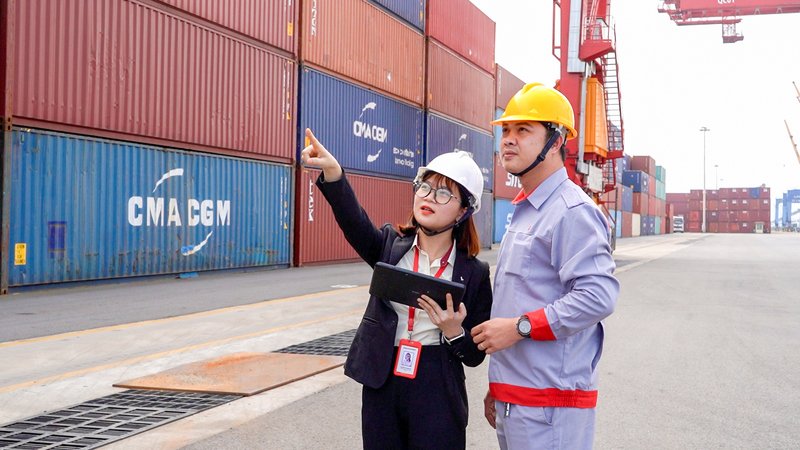  CBNV sử dụng phần mềm PL-TOS giúp việc kiểm tra, nhập - xuất và tra cứu vị trí contaniner trở nên thuận tiện hơn