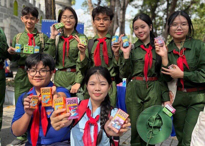 Trước đó, Vinamilk cùng với 2 nhãn hàng Sữa tươi 100% và sữa chua uống Susu cũng đã đồng hành cùng Đại hội Cháu ngoan Bác Hồ tại 2 thành phố lớn. Tại Hà Nội, Vinamilk trao tặng gần 27.000 sản phẩm dinh dưỡng cho các em thiếu nhi cháu ngoan Bác Hồ của Thủ đô. Tiếp đó, Vinamilk gửi tặng 50.000 hộp sữa, cùng hàng trăm phần quà đến hơn 7.000 thiếu nhi trong chuỗi hoạt động sôi nổi của Đại hội Cháu ngoan Bác Hồ TP.HCM diễn ra đúng dịp kỷ niệm 50 năm Ngày Giải phóng miền Nam, thống nhất Đất nước.