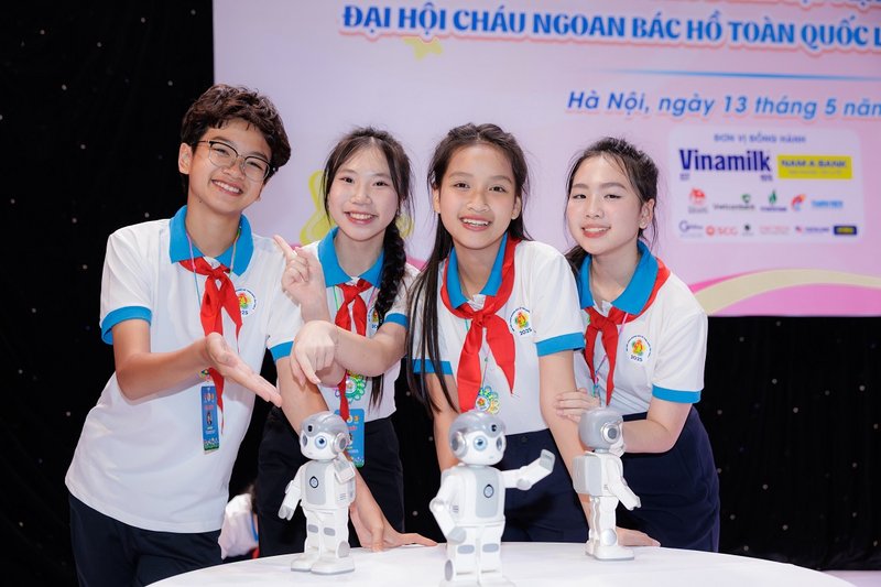 “Vinh dự và tự hào là cảm xúc chung của chúng em khi tham gia đại hội năm nay. Được gặp những Cháu ngoan Bác Hồ nhiều thế hệ trước, em cũng được tiếp thêm động lực và năng lượng để cố gắng hơn nữa trong tương lại”, em Đặng Kim Thiên Kim (thứ 2 từ phải sang) – Học sinh lớp 7 Trường THCS Lê Ngọc Hân (quận Hai Bà Trưng, Hà Nội).
