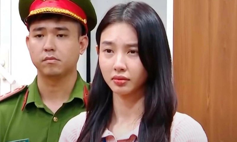  Hoa hậu Thùy Tiên (phải) khi nghe cảnh sát đọc lệnh khởi tố, bắt tạm giam. Ảnh: Bộ Công an