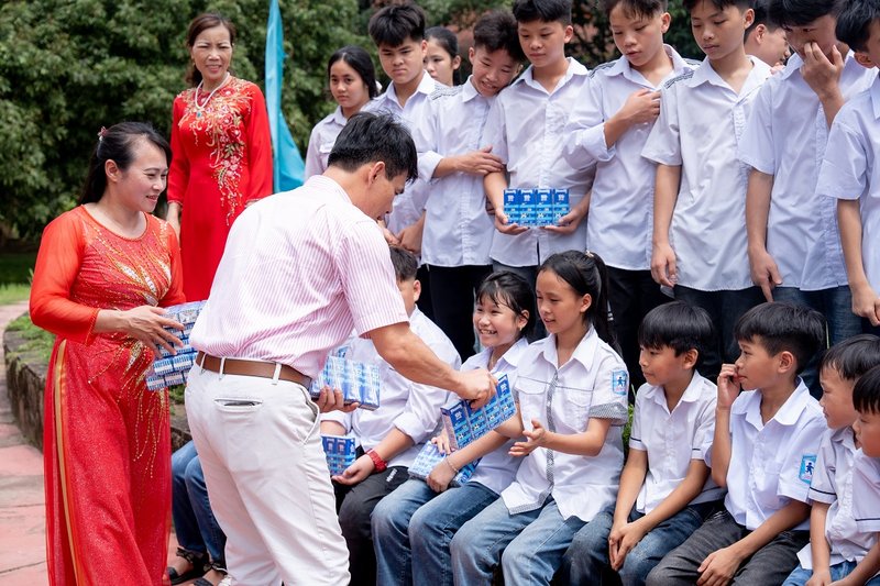 Đoàn công tác tới thăm hỏi và trao quà cho các “mẹ” và hơn 100 trẻ em mồ côi, có hoàn cảnh đặc biệt khó khăn tại Làng Trẻ em SOS Việt Trì.