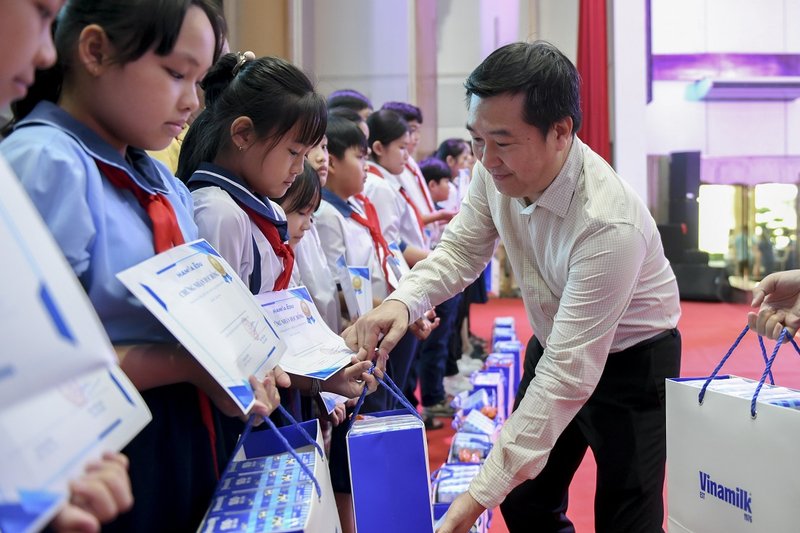 Ông Đỗ Thanh Tuấn – Giám đốc Đối ngoại Vinamilk – tặng quà 1/6 cho các em học sinh vượt khó, học giỏi trong chương trình. 