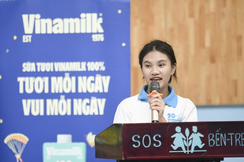 Không chỉ là những món quà, niềm vui trẻ thơ là được thể hiện tài năng, nói lên suy nghĩ, ước mơ và nhận được sự động viên, quan tâm và tình yêu thương của cộng đồng. 