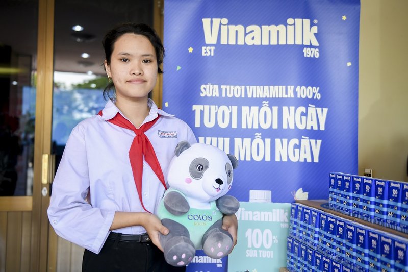 Em Đặng Lữ Thúy An – Học sinh lớp 9 Trường THCS Mỹ Hóa – chia sẻ cảm nghĩ tại chương trình “Thắp sáng những ước mơ”.
