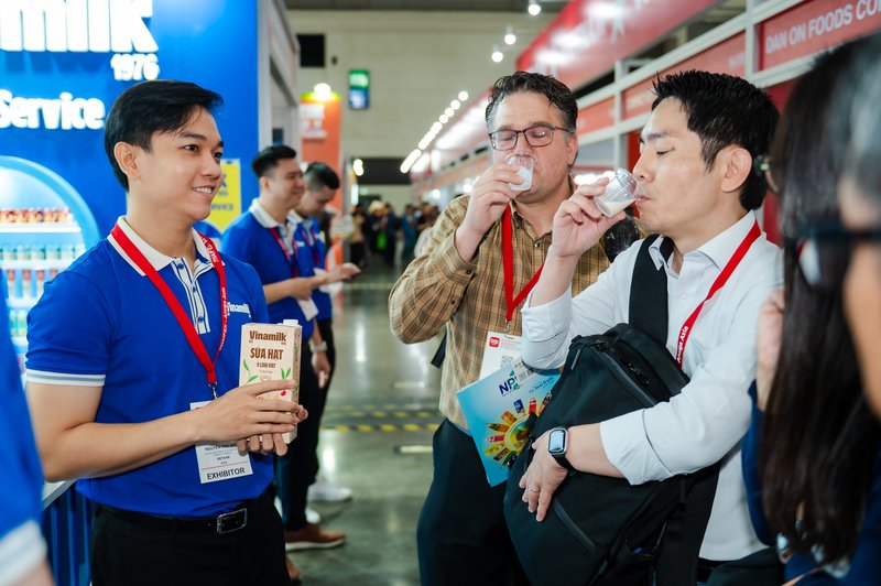 Nhiều khách hàng tìm hiểu về các sản phẩm đổi mới của Vinamilk với bước đột phá về dinh dưỡng, công nghệ và hương vị