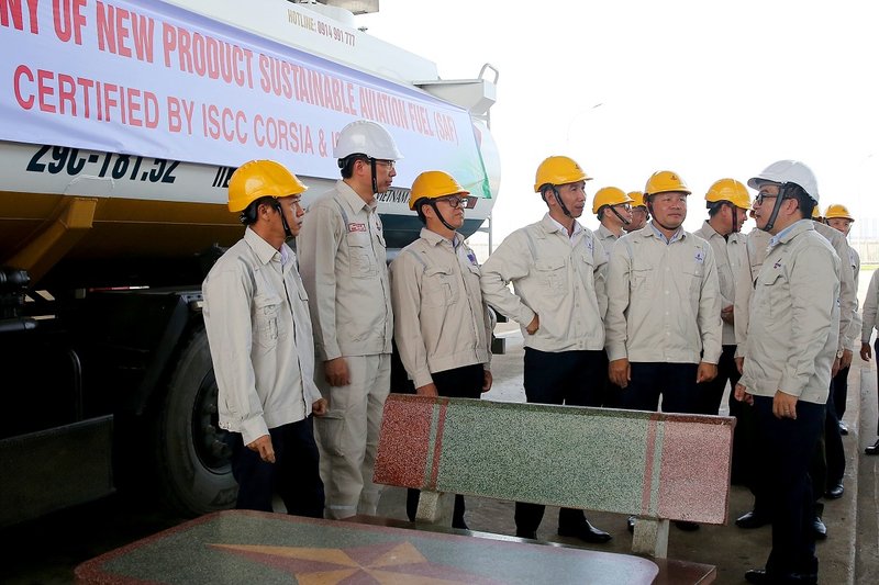 Lãnh đạo BSR và các đơn vị liên quan tham quan khu vực xuất bán sản phẩm tại Nhà máy Lọc dầu Dung Quất. 