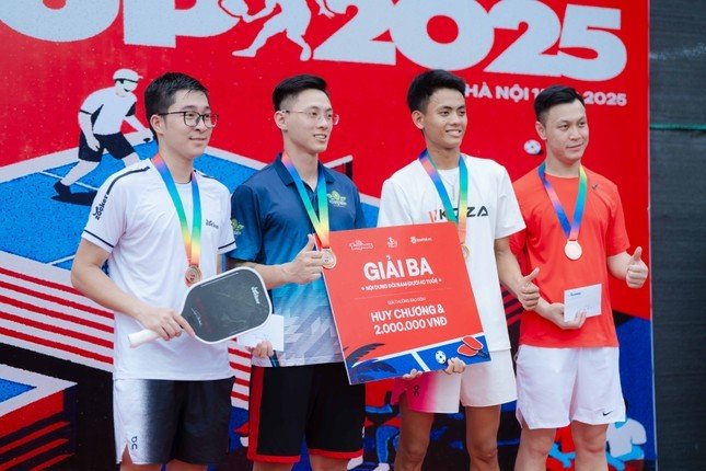 Ban tổ chức trao thưởng cho các vận động viên chiến thắng nội dung đôi nam dưới 40 tuổi.