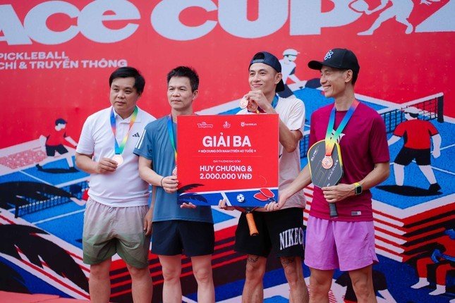  Ban tổ chức trao thưởng cho các vận động viên chiến thắng nội dung đôi nam trên 40 tuổi.