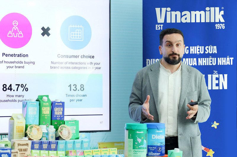 Ông Peter Christou - Tổng giám đốc Kantar Vietnam, Worldpanel Division - chia sẻ về kết quả của báo cáo Dấu chân thương hiệu (Ảnh: Nguyên Phương).