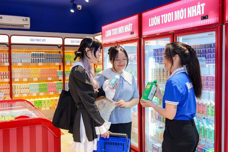Đổi mới ấn tượng, “bắt sóng” giới trẻ, Vinamilk được nhóm khách hàng trẻ chú ý và yêu thích (Ảnh: Nguyên Phương). 