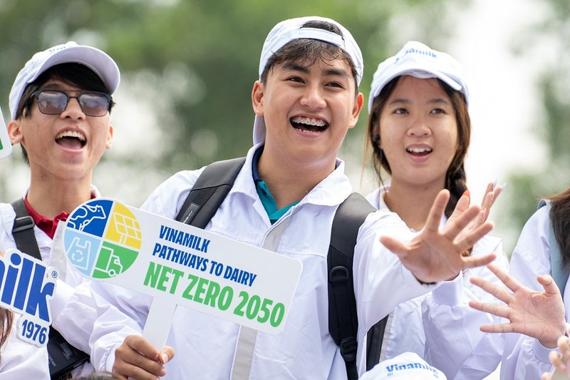 Đoàn Đức Long - Sinh viên Đại học Kinh tế TP.HCM (đứng giữa) cùng các bạn trong chuyến tham quan trang trại Vinamilk Green Farm (Ảnh: Thế Anh).
