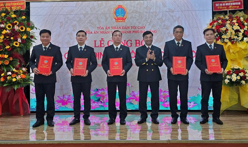 Chánh án TAND TP. Đà Nẵng Nguyễn Chí Công trao Quyết định bổ nhiệm chức vụ Phó Chánh án TAND TP. Đà Nẵng cho 5 đồng chí.