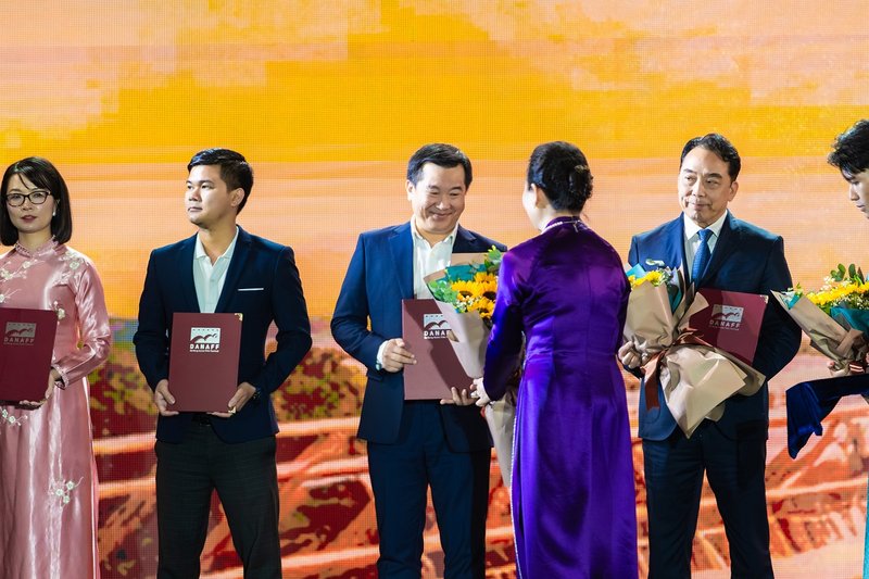 Ông Đỗ Thanh Tuấn – đại diện Vinamilk (thứ 3 từ trái sang) đại diện Vinamilk nhận hoa và thư cảm ơn từ Ban tổ chức DANAFF III (Ảnh: Thành Huy). 