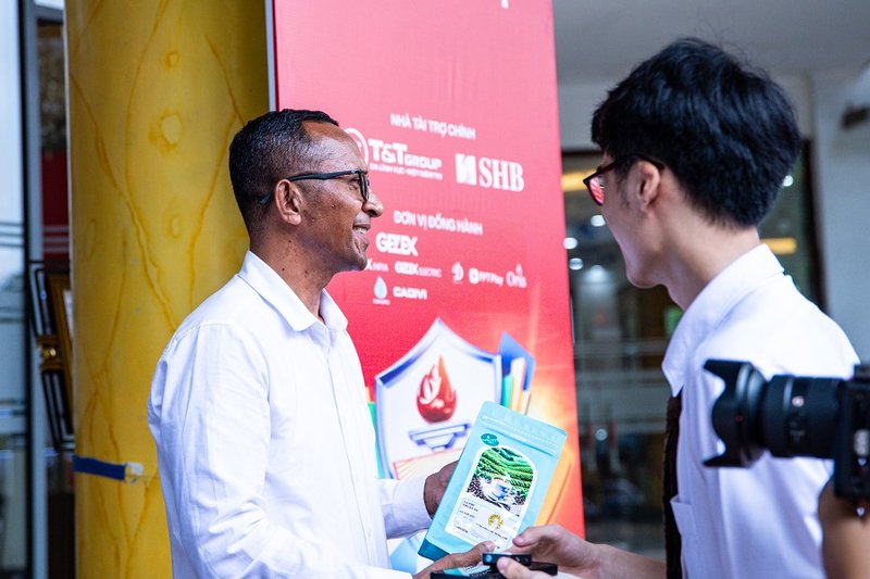 Đại úy Domingos Ximenes da Costa Frederico Pedro C. Pereira – Trưởng đoàn đội tuyển Timor Leste – chia sẻ sau khi nhận được phần quà.