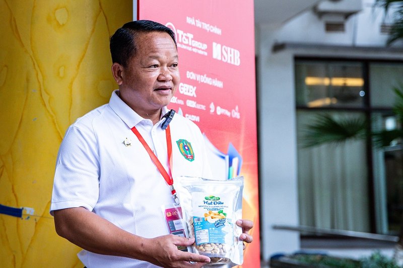 Thượng tá Phonetip Phanthavong, Quản lý đội tuyển Lào chia sẻ sau khi nhận được phần quà
