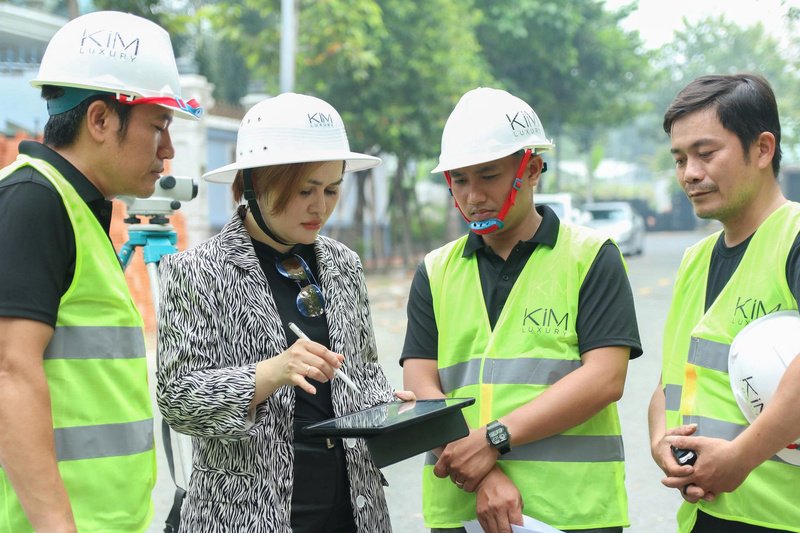 Hoa hậu Nguyễn Thị Kim Ngọc (Vicky Kim) trên công trường xây dựng