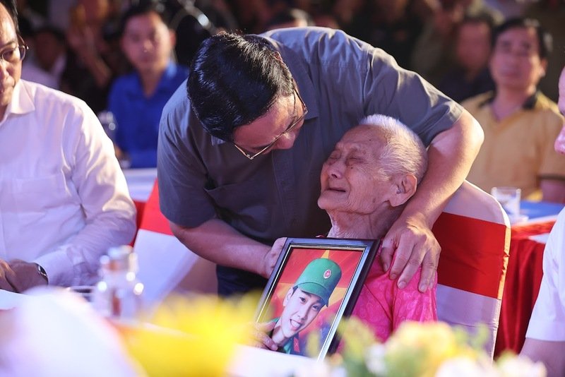  Thủ tướng Phạm Minh Chính trao di ảnh liệt sĩ tới các gia đình liệt sĩ vào tối 26/7, tại lễ thắp nến tri ân các Anh hùng liệt sĩ – sự kiện cấp quốc gia nhân kỷ niệm 78 năm Ngày Thương binh – Liệt sĩ (27/7/1947-27/7/2025) - Ảnh: VGP/Nhật Bắc