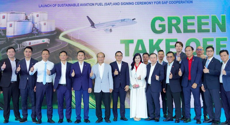 Các đại biểu chúc mừng hợp tác với bước tiến mới trong việc ứng dụng nhiên liệu hàng không bền vững SAF tại Việt Nam