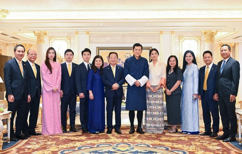  Quốc vương Bhutan cùng Hoàng hậu chụp ảnh lưu niệm cùng lãnh đạo Tập đoàn T&T Group và Ngân hàng SHB