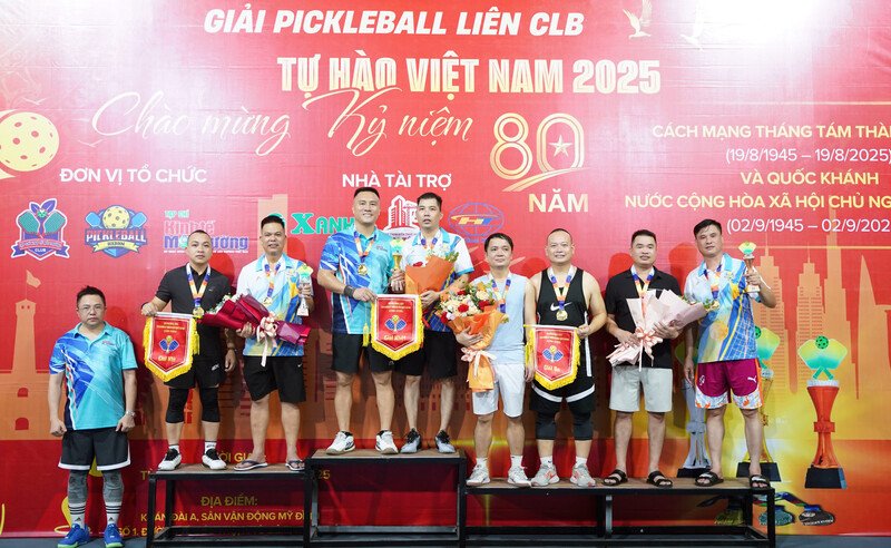 Ban tổ chức trao giải cho các đội sau một ngày thi đấu hết mình vì tinh thần thể thao cống hiến, các đội đoạt giải nhất, nhì và 2 đội đồng hạng ba.