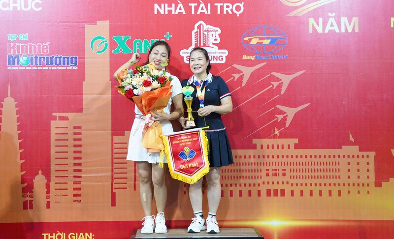 Đôi nữ Huệ - Tú vô địch ở hạng mục đôi nữ tại giải đấu.
