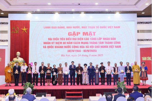  Lãnh đạo Đảng, Nhà nước trao tặng biểu trưng kỷ niệm và quà cho doanh nhân Đỗ Quang Hiển (thứ 3 từ bên phải qua) cùng các đại biểu vì đã có những thành tích xuất sắc trong công tác an sinh xã hội, hỗ trợ cộng đồng.