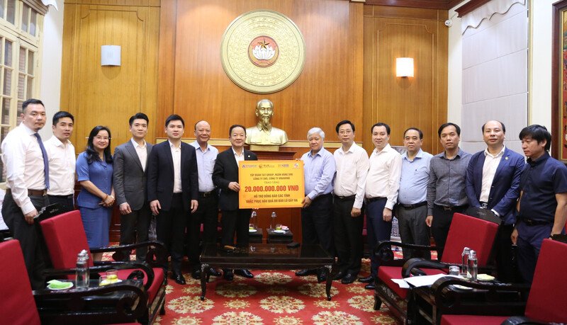  Ông Đỗ Quang Hiển, Nhà sáng lập, Chủ tịch Điều hành Tập đoàn T&T, Chủ tịch HĐQT Ngân hàng SHB trao ủng hộ 20 tỷ đồng cho Ủy ban Trung ương MTTQ Việt Nam nhằm hỗ trợ các địa phương khắc phục thiệt hại sau bão số 3 năm 2024.
