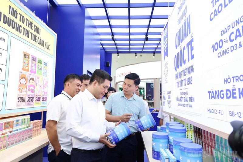 Bộ trưởng Bộ Công Thương Nguyễn Hồng Diên tham quan và kiểm tra gian hàng Vinamilk tại khu trưng bày (Ảnh: Nam Nguyễn). 