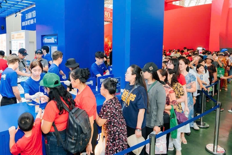 Theo ghi nhận, lượng người ghé thăm không gian trưng bày và trải nghiệm của Vinamilk luôn ở mức cao trong thời gian diễn ra triển lãm. Đây không chỉ là minh chứng cho sự gắn bó của người tiêu dùng với thương hiệu, mà còn cho thấy cách Vinamilk làm mới mình để tiếp cận công chúng một cách hiệu quả, hiện đại và gần gũi hơn. (Ảnh: Tịnh Không) 